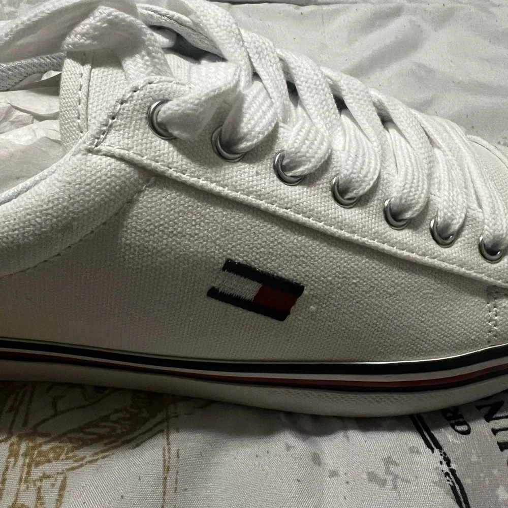 Tommy Hilfiger Fressian Lace-Up Sneakers - Picture 5 of 9